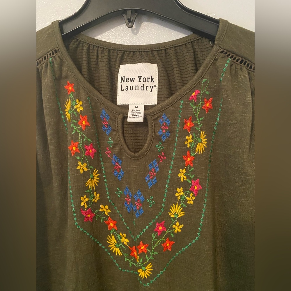 NWT New York Laundry tank top with Flower Embroidered Neckline size med & large - Picture 2 of 3